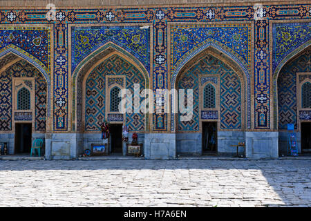 D'Ouloug Beg Madrassa,15ème siècle,boutiques,interne,Mosquée,la place du Registan de Samarkand, Samarquand,Route de la soie, l'Ouzbékistan, l'Asie centrale Banque D'Images