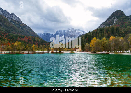 Décor de l'automne au lac Jasna, lac de montagne dans le nord de la Slovénie dans les Alpes juliennes. Banque D'Images