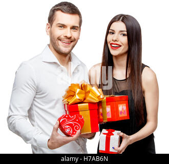 Jeune beau couple avec present isolated on white Banque D'Images