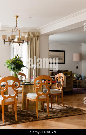 Arrangement de feuilles sur une table à manger avec des dossiers de chaise sculptée en France Accueil Banque D'Images