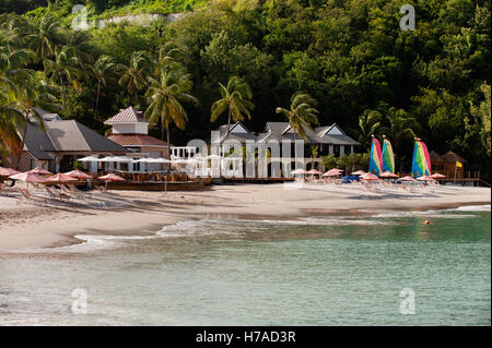 Plage isolée resort sur l'île des Caraïbes de St Lucia Banque D'Images