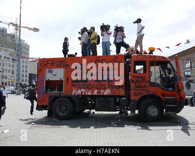 Medias au travail au cours d'affrontements sur la place Taksim à Istanbul (Turquie) entre la police et les manifestants Banque D'Images