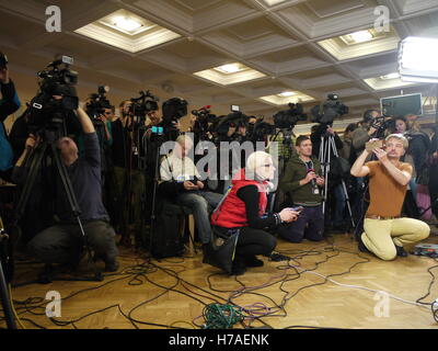 Medias au travail au centre de presse de la place de l'indépendance durant la révolution ukrainienne Banque D'Images