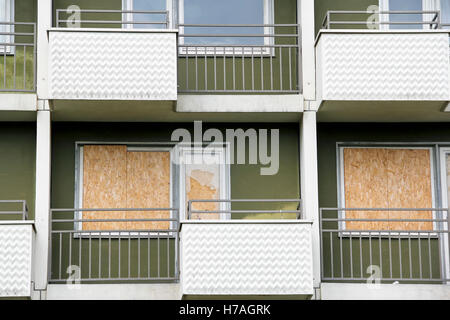 Barricadèrent windows dans un bloc d'appartements abandonnés, Mainz, Allemagne Banque D'Images