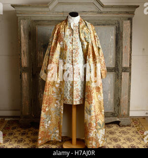 Manteau et veste à motifs d'or, réplique historique en papier d'Isabelle de Borchgrave Banque D'Images