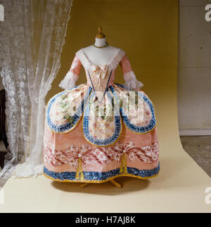 19e siècle de style historique crinoline robe de papier réplique par Isabelle de Borchgrave Banque D'Images