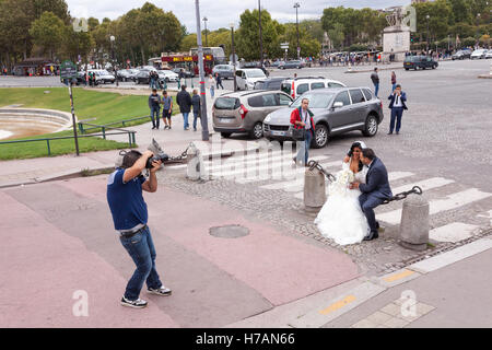 Wedding Couple posant pour les photos de mariage près de la Tour Eiffel à Paris, France Banque D'Images