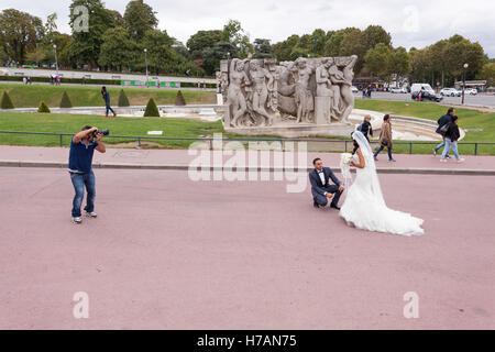 Wedding Couple posant pour les photos de mariage près de la Tour Eiffel à Paris, France Banque D'Images