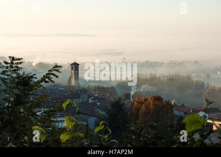 Un automne brouillard tôt le matin au-dessus de la ville de Burolo di Ivrea en Italie salon de la région du Piémont de l'Italie Banque D'Images