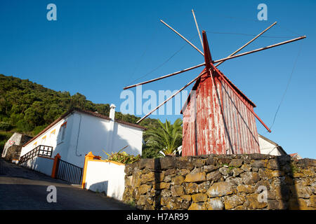 Rusty rouge moulin en Açores. L'île de Sao Jorge. Le Portugal. L'horizontale Banque D'Images