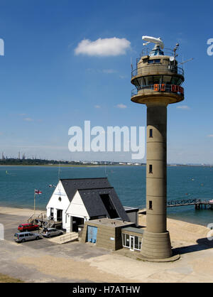 Station de sauvetage de la Garde côtière et la tour à Calshot Spit, Southampton Water, Hampshire, Angleterre, Royaume-Uni. Banque D'Images