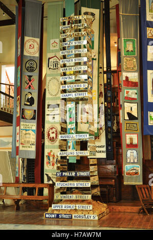 Cape Town, District Six Museum : la pile de l'ancien des plaques de rue avant le retrait forcé des habitants du quartier quartier 6 Banque D'Images