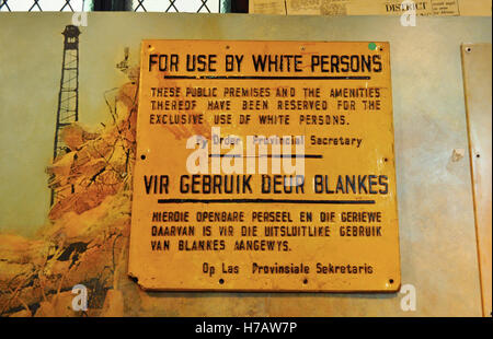 Cape Town, District Six Museum : un vieux signe pour utilisation par les personnes de race blanche utilisée après le retrait forcé du District Six habitants Banque D'Images