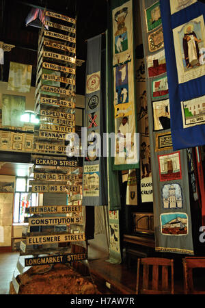 Cape Town, District Six Museum : la pile de l'ancien des plaques de rue avant le retrait forcé des habitants du quartier quartier 6 Banque D'Images