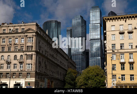 Moscou, Russie - 24 septembre : Gratte-ciel du centre d'affaires international de Moscou entre les maisons anciennes à Moscou, Russie le Septemb Banque D'Images