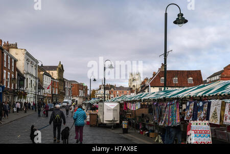 Centre ville le jour du marché avec vue de magasins, de voitures, de public, et l'église St Mary sur l'image à l'automne. Banque D'Images