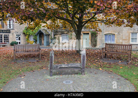 Ancien code pénal devant les stocks de cottages en automne. Stow on the Wold, Gloucestershire, Angleterre Banque D'Images