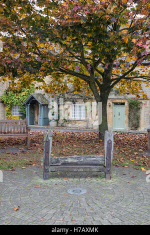 Ancien code pénal devant les stocks de cottages en automne. Stow on the Wold, Gloucestershire, Angleterre Banque D'Images