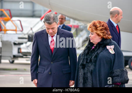 Belfast, Irlande du Nord. 3 novembre, 2016. Le président de Colombie Juan Manuel Santos Calderon arrive à Belfast à l'aéroport George Best City et est accueilli par le secrétaire d'État l'Rt Hon James Brokenshire et Mme Fionnuala Jay O'Boyle, Lord-Lieutenant de Sa Majesté de la County Borough de Belfast. Credit : Mark Winter/Alamy Live News Banque D'Images