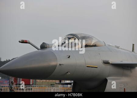 Zhuhai, Shenzhen, Chine. 2e Nov, 2016. Le J-10A combattants sont sur l'affichage à l'Air Show China à Zhuhai, Province du Guangdong, le 2 novembre 2016. La 11e China International Aviation & Aerospace Exhibition, également connu sous le nom de Air Show China, a ouvert ses portes à Zhuhai, Province du Guangdong en Chine du sud, le 1er novembre 2016. Crédit : SIPA Asie/ZUMA/Alamy Fil Live News Banque D'Images