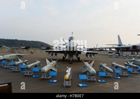 Zhuhai, Shenzhen, Chine. 2e Nov, 2016. Le J-10A combattants sont sur l'affichage à l'Air Show China à Zhuhai, Province du Guangdong, le 2 novembre 2016. La 11e China International Aviation & Aerospace Exhibition, également connu sous le nom de Air Show China, a ouvert ses portes à Zhuhai, Province du Guangdong en Chine du sud, le 1er novembre 2016. Crédit : SIPA Asie/ZUMA/Alamy Fil Live News Banque D'Images