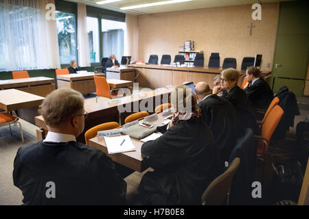 Munich, Allemagne. 06Th Nov, 2016. Les avocats des quatre trafiquants présumés attendent leurs clients dans la salle d'audience du tribunal de district de Munich, Allemagne, 03 novembre 2016. Le début de l'épreuve est retardée pendant une période indéterminée, puisque les défendeurs ne sont pas encore là. Les quatre hommes sont accusés d'avoir autour de 50 réfugiés en Allemagne illégalement. Photo : MATTHIAS BALK/dpa/Alamy Live News Banque D'Images