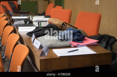 Munich, Allemagne. 06Th Nov, 2016. Les documents des avocats des quatre trafiquants présumés se trouvent dans la salle d'audience du tribunal de district de Munich, Allemagne, 03 novembre 2016. Les avocats ont quitté la salle après avoir appris que le début de son procès est retardé pendant une période indéterminée, puisque les défendeurs ne sont pas encore là. Les quatre hommes sont accusés d'avoir autour de 50 réfugiés en Allemagne illégalement. Photo : MATTHIAS BALK/dpa/Alamy Live News Banque D'Images