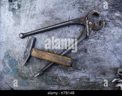 3 novembre 2016 - Old rusty himmer et pinces tenailles sur fond de métal © Igor Golovniov/ZUMA/Alamy Fil Live News Banque D'Images