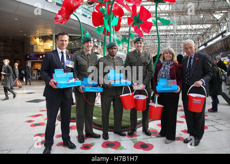 La gare de Waterloo, Londres, Royaume-Uni 3 Nov 2016 - Harriett Baldwin MP Sous-secrétaire d'État parlementaire et ministre de l'approvisionnement de la Défense, Harriett Baldwin MP Sous-secrétaire d'État parlementaire et ministre de l'approvisionnement de la défense et Earl Howe, ministre d'État à la défense. Rencontre des ministres de la défense des membres des Forces armées à la gare de Waterloo, la collecte de l'appel de pavot au profit de la Royal British Legion. Credit : Dinendra Haria/Alamy Live News Banque D'Images