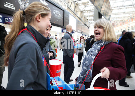 La gare de Waterloo, Londres, Royaume-Uni 3 Nov 2016 - Harriett Baldwin MP Sous-secrétaire d'État parlementaire et ministre de l'approvisionnement de la Défense. Rencontre des ministres de la défense des membres des Forces armées à la gare de Waterloo, la collecte de l'appel de pavot au profit de la Royal British Legion. Credit : Dinendra Haria/Alamy Live News Banque D'Images