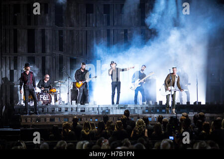 Nashville, Tennessee, USA. 2e Nov, 2016. Tim McGraw et Floride Géorgie effectuant la ligne à la 50e assemblée annuelle CMA Awards qui a eu lieu à l'Arène Bridgestone dans le centre-ville de Nashville, Tennessee. © Jason Walle/ZUMA/Alamy Fil Live News Banque D'Images