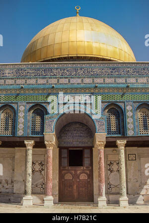 Jérusalem, Israël. 4ème Apr, 1988. Le célèbre 7e siècle golden Dôme du Rocher (en arabe : Qubbat al-á¹¢akhrah), un sanctuaire musulman sur le mont du Temple dans la vieille ville de Jérusalem, a été construit sur le rocher d'où Muá'¥mounir aurait monté au ciel. Un chef-d'œuvre de l'architecture islamique c'est un site touristique par excellence et site du patrimoine mondial de l'UNESCO. © Arnold Drapkin/ZUMA/Alamy Fil Live News Banque D'Images