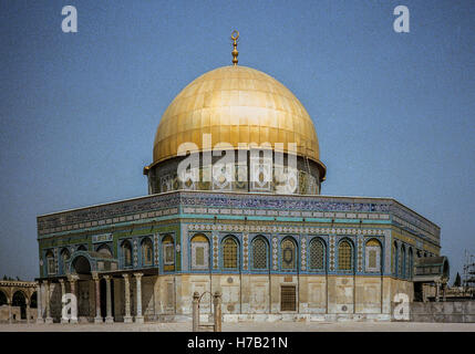 Jérusalem, Israël. 6ème Apr, 1988. Le célèbre 7e siècle golden Dôme du Rocher (en arabe : Qubbat al-á¹¢akhrah), un sanctuaire musulman sur le mont du Temple dans la vieille ville de Jérusalem, a été construit sur le rocher d'où Muá'¥mounir aurait monté au ciel. Un chef-d'œuvre de l'architecture islamique c'est un site touristique par excellence et site du patrimoine mondial de l'UNESCO. © Arnold Drapkin/ZUMA/Alamy Fil Live News Banque D'Images