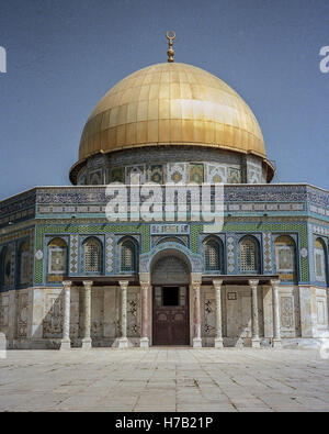 Jérusalem, Israël. 6ème Apr, 1988. Le célèbre 7e siècle golden Dôme du Rocher (en arabe : Qubbat al-á¹¢akhrah), un sanctuaire musulman sur le mont du Temple dans la vieille ville de Jérusalem, a été construit sur le rocher d'où Muá'¥mounir aurait monté au ciel. Un chef-d'œuvre de l'architecture islamique c'est un site touristique par excellence et site du patrimoine mondial de l'UNESCO. © Arnold Drapkin/ZUMA/Alamy Fil Live News Banque D'Images