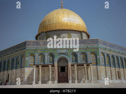 Jérusalem, Israël. 4ème Apr, 1988. Le célèbre 7e siècle golden Dôme du Rocher (en arabe : Qubbat al-á¹¢akhrah), un sanctuaire musulman sur le mont du Temple dans la vieille ville de Jérusalem, a été construit sur le rocher d'où Muá'¥mounir aurait monté au ciel. Un chef-d'œuvre de l'architecture islamique c'est un site touristique par excellence et site du patrimoine mondial de l'UNESCO. © Arnold Drapkin/ZUMA/Alamy Fil Live News Banque D'Images