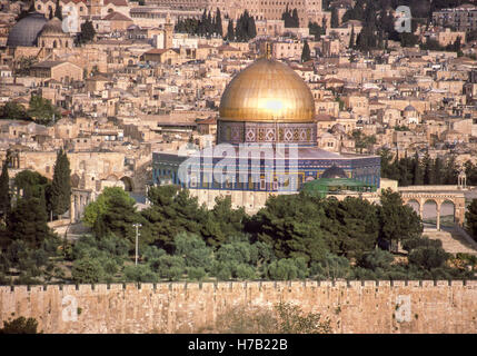 Jérusalem, Israël. 4ème Apr, 1988. Le célèbre 7e siècle golden Dôme du Rocher (en arabe : Qubbat al-á¹¢akhrah), un sanctuaire musulman sur le mont du Temple dans la vieille ville de Jérusalem. Vue à partir de l'observation point au-dessus du Mont des Oliviers avec la vieille et nouvelle ville derrière elle, c'est un chef-d de l'architecture islamique, le site touristique par excellence, et site du patrimoine mondial de l'UNESCO. © Arnold Drapkin/ZUMA/Alamy Fil Live News Banque D'Images