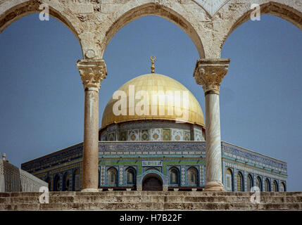 Jérusalem, Israël. 6ème Apr, 1988. Le célèbre 7e siècle golden Dôme du Rocher (en arabe : Qubbat al-á¹¢akhrah), vu à travers les arcades du sud de l'arcade. Un sanctuaire musulman sur le mont du Temple dans la vieille ville de Jérusalem, il a été construit sur le rocher d'où Muá'¥mounir aurait monté au ciel. Un chef-d'œuvre de l'architecture islamique c'est un site touristique par excellence et site du patrimoine mondial de l'UNESCO. © Arnold Drapkin/ZUMA/Alamy Fil Live News Banque D'Images