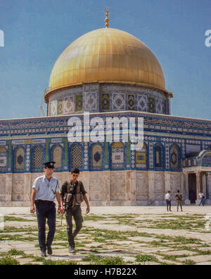 Jérusalem, Israël. 4ème Apr, 1988. Un policier israélien et un soldat des forces de patrouiller autour de la célèbre 7e siècle golden Dôme du Rocher (en arabe : Qubbat al-á¹¢akhrah), un sanctuaire musulman sur le mont du Temple dans la vieille ville de Jérusalem. C'est un chef-d de l'architecture islamique, le site touristique par excellence, et site du patrimoine mondial de l'UNESCO. © Arnold Drapkin/ZUMA/Alamy Fil Live News Banque D'Images