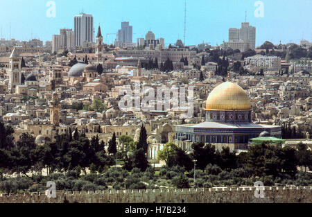 Jérusalem, Israël. 4ème Apr, 1988. Le célèbre 7e siècle golden Dôme du Rocher (en arabe : Qubbat al-á¹¢akhrah), un sanctuaire musulman sur le mont du Temple dans la vieille ville de Jérusalem. Vue à partir de l'observation point au-dessus du Mont des Oliviers avec la vieille et nouvelle ville derrière elle, c'est un chef-d de l'architecture islamique, le site touristique par excellence, et site du patrimoine mondial de l'UNESCO. © Arnold Drapkin/ZUMA/Alamy Fil Live News Banque D'Images