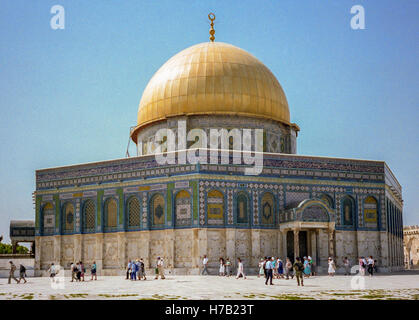 Jérusalem, Israël. 4ème Apr, 1988. Les touristes passent devant le célèbre 7e siècle golden Dôme du Rocher (en arabe : Qubbat al-á¹¢akhrah), un sanctuaire musulman sur le mont du Temple dans la vieille ville de Jérusalem. C'est un chef-d de l'architecture islamique, le site touristique par excellence, et site du patrimoine mondial de l'UNESCO. © Arnold Drapkin/ZUMA/Alamy Fil Live News Banque D'Images