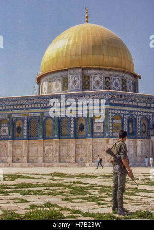 Jérusalem, Israël. 4ème Apr, 1988. Une Force de défense israélienne (FDI) patrouilles de soldats autour de la célèbre 7e siècle golden Dôme du Rocher (en arabe : Qubbat al-á¹¢akhrah), un sanctuaire musulman sur le mont du Temple dans la vieille ville de Jérusalem. C'est un chef-d de l'architecture islamique, le site touristique par excellence, et site du patrimoine mondial de l'UNESCO. © Arnold Drapkin/ZUMA/Alamy Fil Live News Banque D'Images