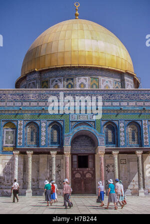 Jérusalem, Israël. 4ème Apr, 1988. Les touristes passent devant le célèbre 7e siècle golden Dôme du Rocher (en arabe : Qubbat al-á¹¢akhrah), un sanctuaire musulman sur le mont du Temple dans la vieille ville de Jérusalem. C'est un chef-d de l'architecture islamique, le site touristique par excellence, et site du patrimoine mondial de l'UNESCO. © Arnold Drapkin/ZUMA/Alamy Fil Live News Banque D'Images