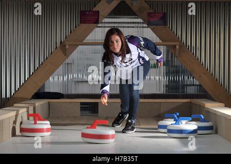 Londres, Royaume-Uni. 29Th sep 2016. Eve Muirhead, à l'ouverture du nouveau centre de curling sur le toit de l'Est de Londres. Curseurs. L'Est sur le toit. Centre commercial de Stratford. Londres. L'Angleterre. UK. Le 11/03/2016. Credit : Sport en images/Alamy Live News Banque D'Images