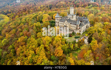 Une photo aérienne avec un bourdon montre château Marienburg dans une forêt d'automne près de Pattensen, Allemagne, 03 novembre 2016. Le château néo-gothique au sud de Hanovre est encore principalement dans l'état que le roi George V et sa famille sont partis en 150 ans. Photo : Julian Stratenschulte/dpa Banque D'Images