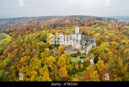 Une photo aérienne avec un bourdon montre château Marienburg dans une forêt d'automne près de Pattensen, Allemagne, 03 novembre 2016. Le château néo-gothique au sud de Hanovre est encore principalement dans l'état que le roi George V et sa famille sont partis en 150 ans. Photo : Julian Stratenschulte/dpa Banque D'Images