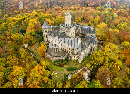 Une photo aérienne avec un bourdon montre château Marienburg dans une forêt d'automne près de Pattensen, Allemagne, 03 novembre 2016. Le château néo-gothique au sud de Hanovre est encore principalement dans l'état que le roi George V et sa famille sont partis en 150 ans. Photo : Julian Stratenschulte/dpa Banque D'Images