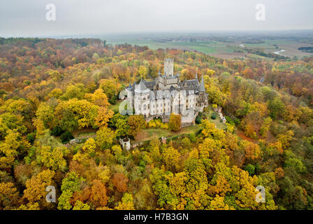 Une photo aérienne avec un bourdon montre château Marienburg dans une forêt d'automne près de Pattensen, Allemagne, 03 novembre 2016. Le château néo-gothique au sud de Hanovre est encore principalement dans l'état que le roi George V et sa famille sont partis en 150 ans. Photo : Julian Stratenschulte/dpa Banque D'Images