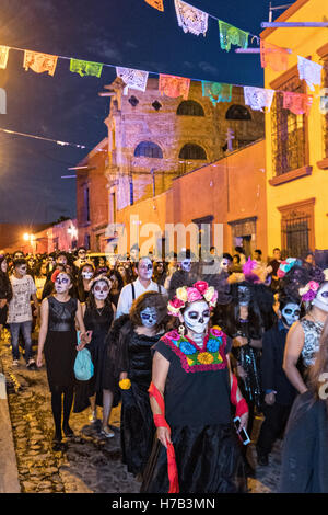 Des centaines de gens habillés comme le squelette mariée la Calavera Catrina parade lors de la dernière journée de la Journée de la fête des morts le 2 novembre 2016 à San Miguel de Allende, Guanajuato, Mexique. La semaine de célébration est un moment où les Mexicains bienvenue les morts à la terre pour une visite et célébrer la vie. Banque D'Images