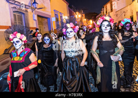 Des centaines de gens habillés comme le squelette mariée la Calavera Catrina parade lors de la dernière journée de la Journée de la fête des morts le 2 novembre 2016 à San Miguel de Allende, Guanajuato, Mexique. La semaine de célébration est un moment où les Mexicains bienvenue les morts à la terre pour une visite et célébrer la vie. Banque D'Images