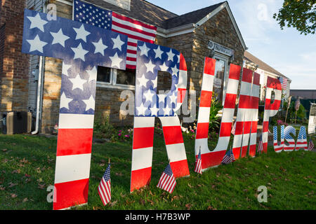 Bellmore, United States. 09Th Nov, 2016. Bellmore, New York, USA. Le 2 novembre 2016. Bellmore, New York, USA. Le 2 novembre 2016. Grandes lettres orthographe TRUMP, colorés et bien d'autres pro-Trump affiche sont dans la cour avant d'Eileen Fuscaldo, un ferme partisan de la candidat présidentiel républicain Donald Trump. Credit : Ann E Parry/Alamy Live News Banque D'Images